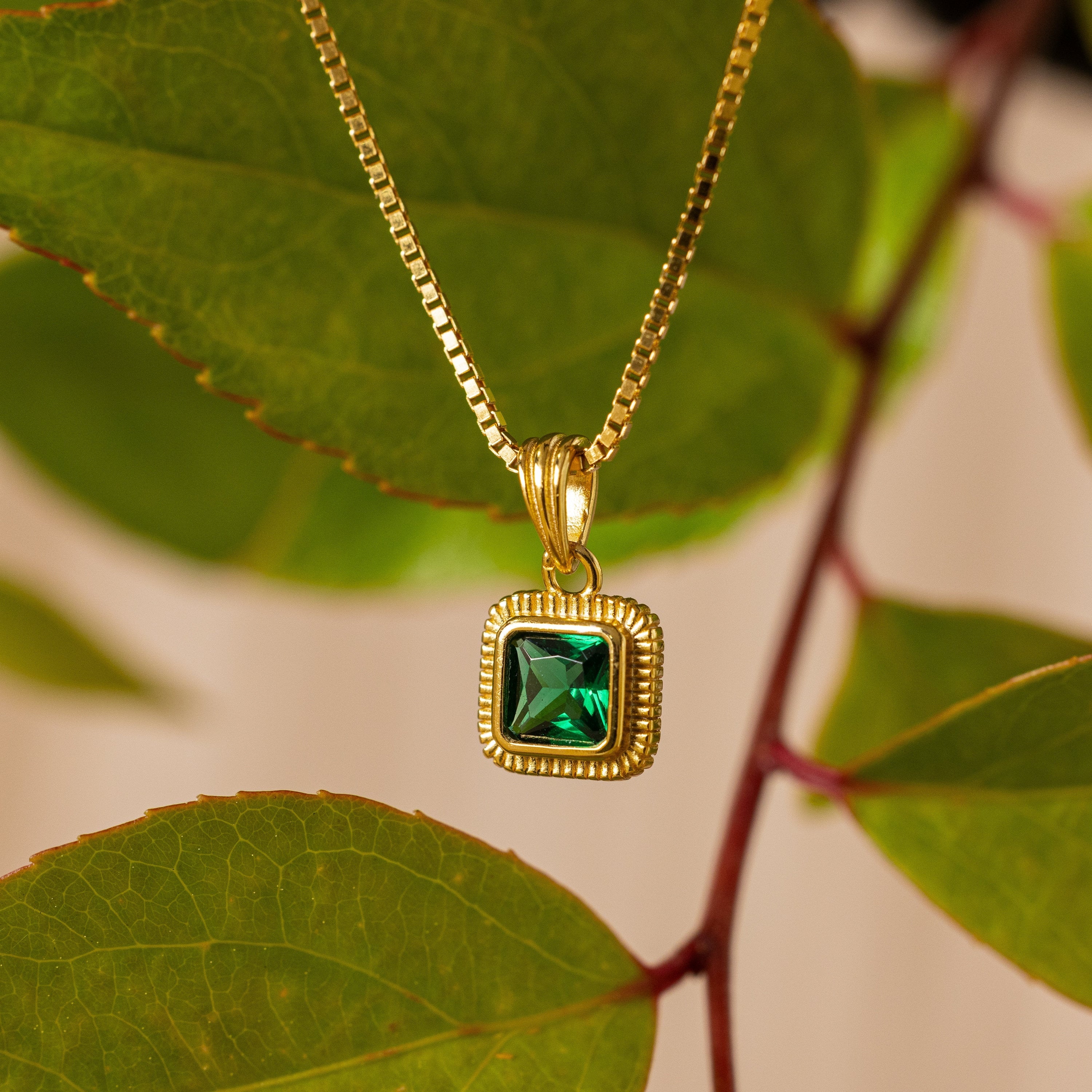 Vintage Emerald Pendant Necklace 18K Gold